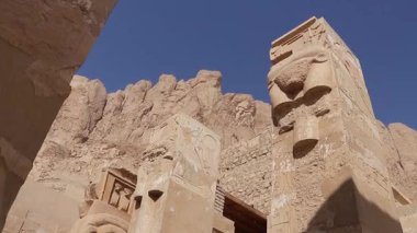Luxor, Mısır 16 Ocak 2019: Tanrıça Hathor 'un yüzünü içeren Hathor sermaye kolonları, Hatshepsut Morg Tapınağı' nda durmaktadır. Bu antik sütunlar Mısır dini mimarisinin güzelliğini ve sembolizmini yansıtıyor..