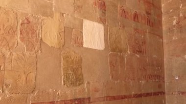 Luxor, Mısır 16 Ocak 2019: Morg Hatshepsut Tapınağı içindeki duvar resimleri, Antik Mısır medeniyetinin sanatsal başarılarını yansıtan canlı renkler ve sembolik imgeler sergiliyor..