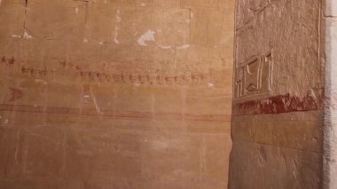 Luxor, Mısır 16 Ocak 2019: Resmedilmiş ve oyulmuş sanat eserlerinin bir kombinasyonu, tanrıların, adakların ve kraliyet yaşamının resimlerini gösteren Hatshepsut Morg Tapınağı 'nın duvarlarını süslüyor..