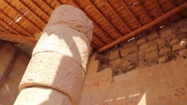 Luxor, Mısır 16 Ocak 2019: Antik Mısır mimarisinin ihtişamını temsil eden Morg Tapınağı 'nın taş kolonları.