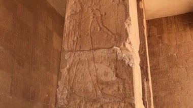Luxor, Mısır 16 Ocak 2019: Hatshepsut Morg Tapınağı 'nın antik taş sütunlarındaki ayrıntılı oymalar ve yazıtlar, Mısırlı zanaatkarların sanatsal hassasiyetini ortaya koyuyor..
