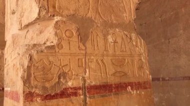 Luxor, Mısır 16 Ocak 2019: Hatshepsut Morg Tapınağı 'nın taş sütunlarına kazınmış hiyeroglif yazıtlar antik Mısır' ın ruhani ve tarihsel zenginliğini resmediyor..