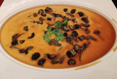 Hülatang, et, sebze ve biberli çorbadan yapılan geleneksel Çin çorbası..