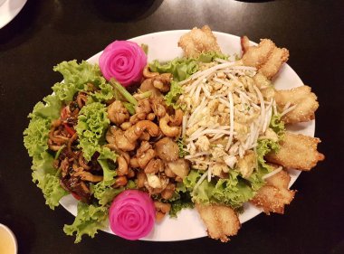 Kızarmış balık maw, kızarmış karides, kaju tavuğu ve bambuyla kızartılmış jambon içeren Çin meze tabağı..