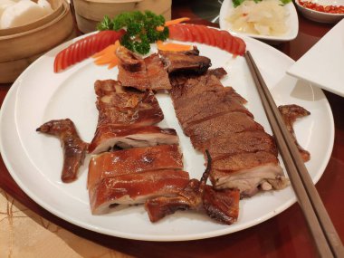 Cantonese-style roast suckling pig served on a round table during a traditional Chinese banquet.