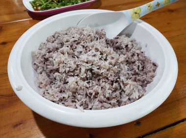 Derin mor rengi ve yüksek antioksidan içeriğiyle bilinen besin değeri yüksek riceberry pilavıyla dolu bir kase..