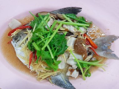 Klasik bir buğulanmış pomfret yemeği turşulu erik, dilimlenmiş zencefil, mantar, domuz yağı ve kırmızı biber..