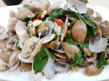 Lezzetli Tayland usulü, deniz tarağı, fesleğen yaprağı ve baharatlı taze biber karışımı..