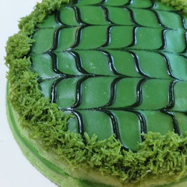 Beyaz çikolatadan yapılmış yumuşak ve kremalı bir Dubai tarzı fıstıklı cheesecake ve üstüne de yoğun şam fıstığı sosu..