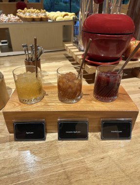 Üç çeşit reçel: Elma, tarçın ve çilek, açık büfe servis bölümünde güzelce düzenlenir..