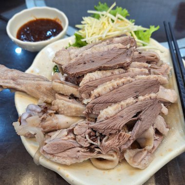 Jülyen zencefil, marul ve sosla servis edilen yumuşak kazı dilimleri..