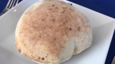 Mısır restoranında servis edilen kabarık yuvarlak Arap ekmeği