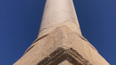 İskenderiye, Mısır 16 Ocak 2019: Antik İskenderiye 'deki klasik mimari etkiyi vurgulayarak, Korint tarzı başkentin Pompey Sütununu taçlandıran yakın görüntüsü.