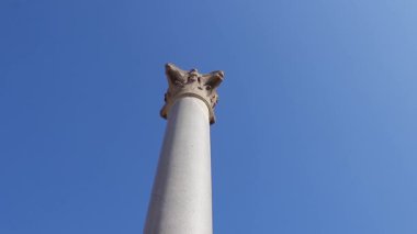 İskenderiye, Mısır 16 Ocak 2019: Antik İskenderiye 'deki klasik mimari etkiyi vurgulayarak, Korint tarzı başkentin Pompey Sütununu taçlandıran yakın görüntüsü.