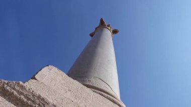 İskenderiye, Mısır 16 Ocak 2019: Antik İskenderiye 'deki klasik mimari etkiyi vurgulayarak, Korint tarzı başkentin Pompey Sütununu taçlandıran yakın görüntüsü.