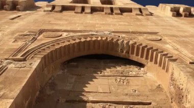 İskenderiye, Mısır 16 Ocak 2019: Kadife Körfezi Kalesi 'nin dış görünüşü, antik İskenderiye Deniz Feneri' nin bulunduğu yere inşa edilmiş tarihi bir kıyı kalesi..