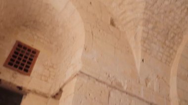 İskenderiye, Mısır 16 Ocak 2019: Kaaitbay Kalesi 'nde sekizgen bir açıklığın yer aldığı taş tavanda ortaçağ İslam mimari tasarımı sergilenmektedir..