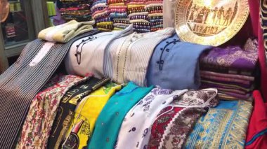 Kahire, Mısır 16 Ocak 2019: Kahire 'deki Khan el-Khalili pazarında bir hediyelik eşya tezgahı, Kairos' un en ünlü geleneksel pazarlarından biri, yerel el sanatları ve kültürel eşyalar sunuyor..