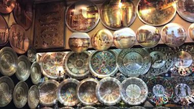 Kahire, Mısır 16 Ocak 2019: Kahire 'deki Khan el-Khalili pazarında bir hediyelik eşya tezgahı, Kairos' un en ünlü geleneksel pazarlarından biri, yerel el sanatları ve kültürel eşyalar sunuyor..