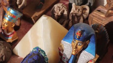 Kahire, Mısır 16 Ocak 2019: Firavun Akhenaten 'in Antik Mısır kraliyet sanatından esinlenerek Khan el-Khalili pazarında satılık bir heykeli sergilendi..