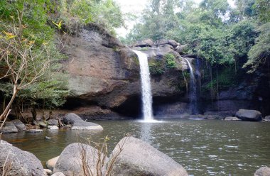 Huzurlu dere ve doğal şelale Tayland 'daki Khao Yai Ulusal Parkı' nda yemyeşil ormanlarla çevrili..
