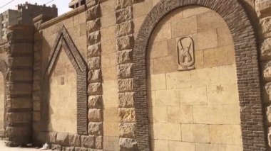 Eski Kahire, Mısır 16 Ocak 2019: Yüzyıllara uzanan zengin arkeolojik ve dini mirasıyla bilinen Eski Kahire 'nin derin tarihi katmanlarını yansıtan oyulmuş semboller içeren antik bir taş duvar..