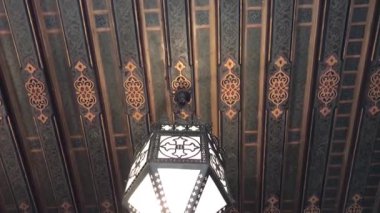 Eski Kahire, Mısır 16 Ocak 2019: Geleneksel metal fenerler, İdam Kilisesi 'nin içindeki ahşap tavandan asılarak, Coptic dini mimarisinin tarihi işçiliğini yansıtıyor..