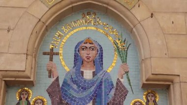 Eski Kahire, Mısır 16 Ocak 2019: Eski Kahire 'deki erken dönem Hristiyan ikonografisini temsil eden, Asma Kilisesi' nin dış duvarında dişi bir azizi tasvir eden bir Coptic mozaiği.