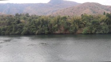 Kwai Nehri 'nin Kanchanaburi Tayland' daki dağları ve yemyeşil ormanı manzarası..