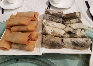 Çin Dim Sum karışımı. Kızarmış Çin börekleri ve yumuşak ince kreplere sarılmış buğulanmış börekler..