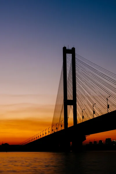 キエフの南の橋のシルエット — ストック写真