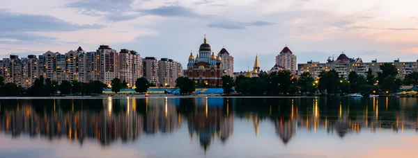 Церковь над рекой днем — стоковое фото