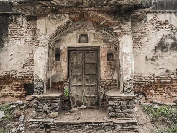 Rovine con vecchia porta — Foto Stock