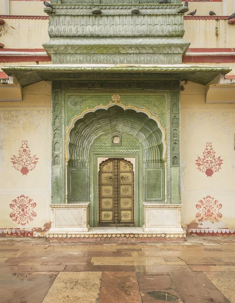 Mooie sierlijke deur in Jaipur-Rajasthan, India — Stockfoto