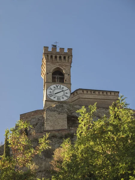Středověká cimbuřím cihlová zeď Clock tower ve městě Brisighella — Stock fotografie
