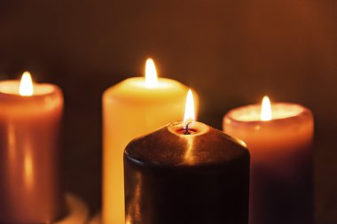 Yanan mumlar yakın çekim