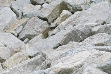 Arka plan gri ve kahverengi granit kayalar