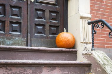 Cadılar Bayramı Balkabağı kapının yanında