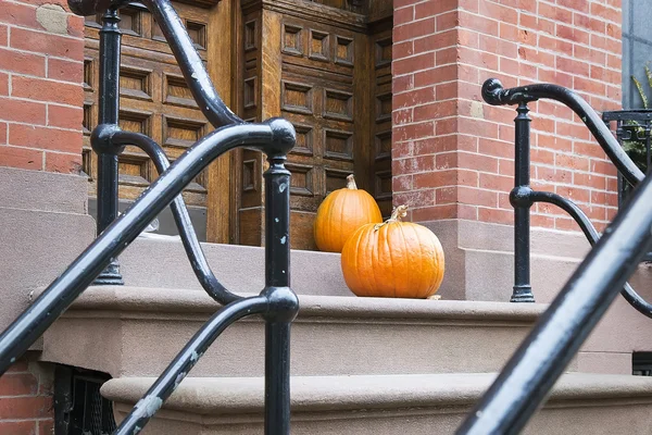 Halloween pumpkins near the door — Stock Photo, Image