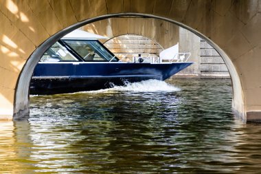 Köprünün altında yelken gemisi