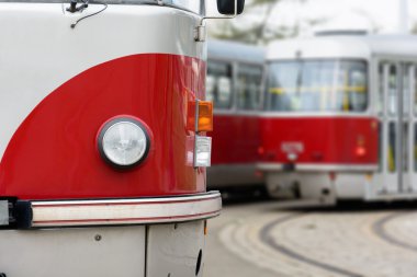 Sokakta kırmızı tramvay hattı