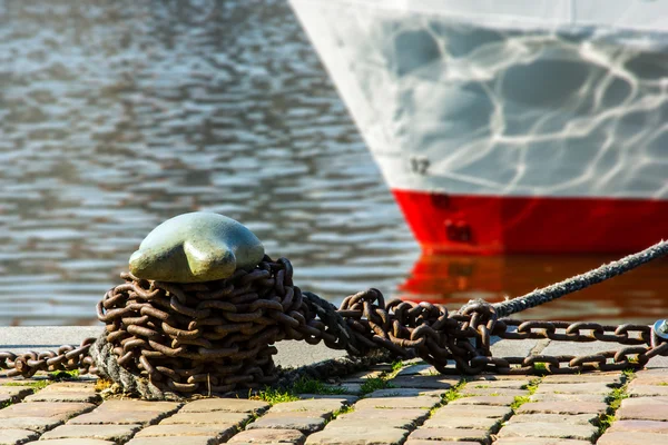 Fartyg förtöjda vid vattnet — Stockfoto