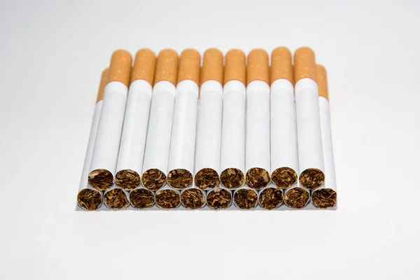 Negentien sigaretten op een witte achtergrond — Stockfoto