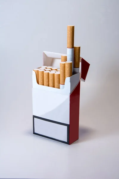 Пачка сигарет на білому тлі — стокове фото