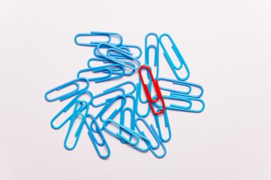 Yılmayan kırmızı ataç