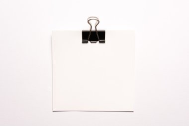 Beyaz not kağıdı ve siyah ataç
