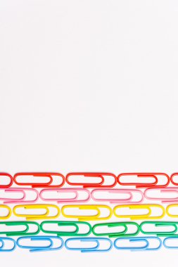 Beyaz arka plan üzerinde renkli ataç