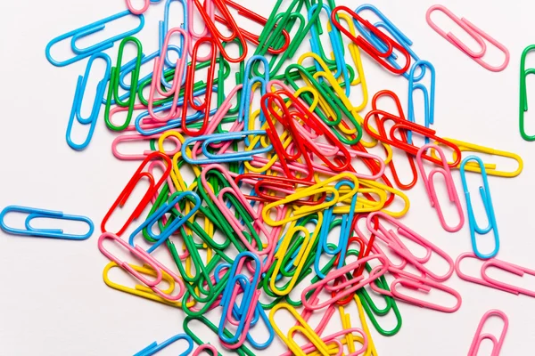 Beyaz arka plan üzerinde renkli ataç