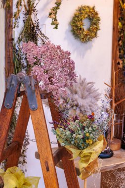 Güzel ve kuru çiçek süslemeleri..