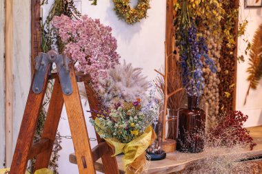 Güzel ve kuru çiçek süslemeleri..